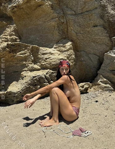 Meredith Duxbury nude photo 4
