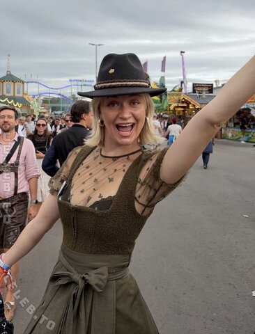 Merleperle – Another picture in a dirndl
