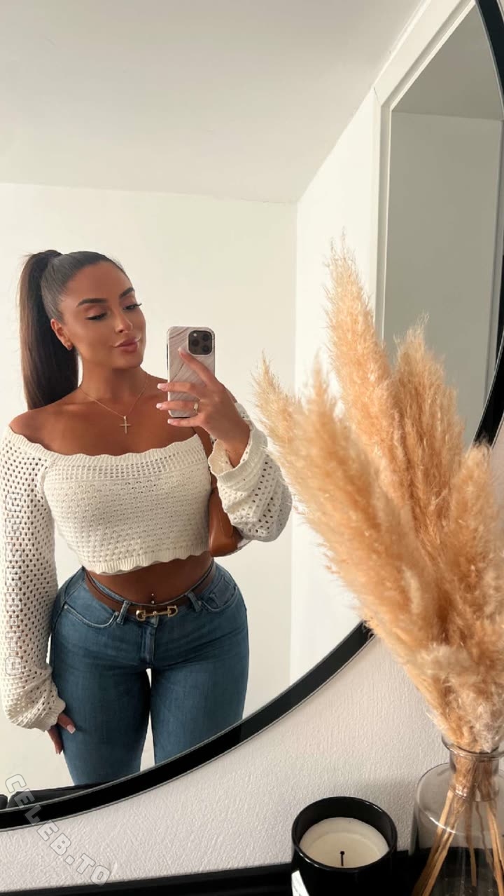 Merroyy nude photo 1