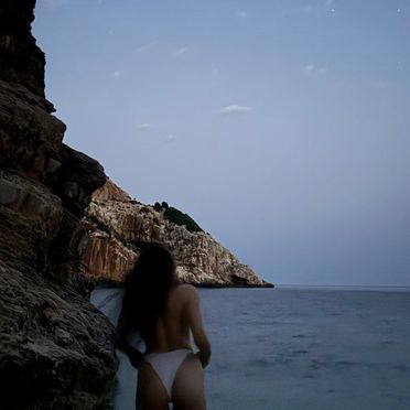 Merve Elmas nude photo 10