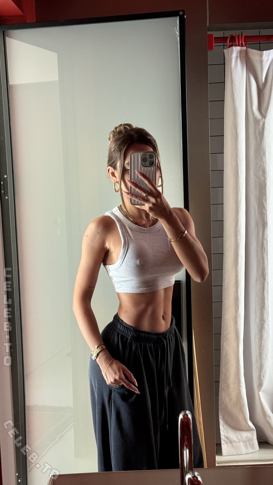 Merve Özkan nude photo 1