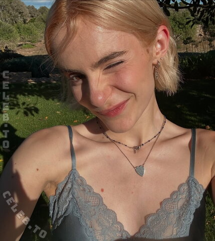 Mia Guethe – Deep neckline