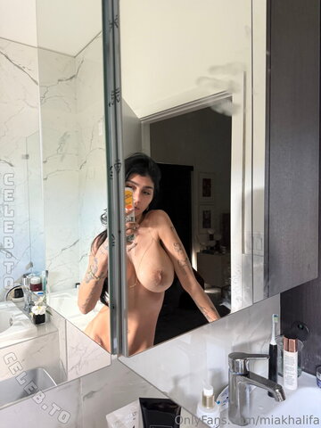 Mia Khalifa nude photo 27