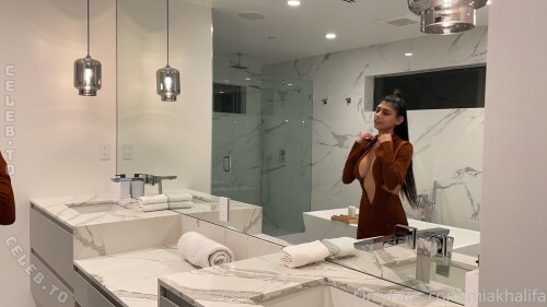 Mia Khalifa nude photo 5