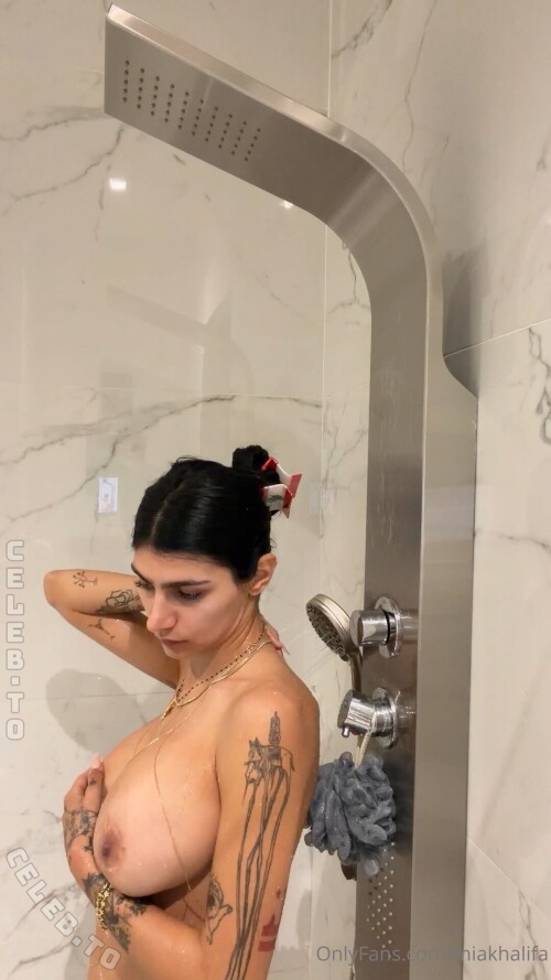 Mia Khalifa nude photo 8