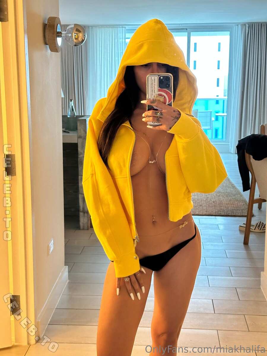 Mia Khalifa nude photo 5