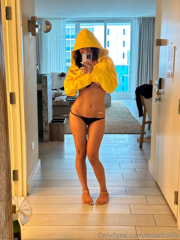 Mia Khalifa nude photo 8