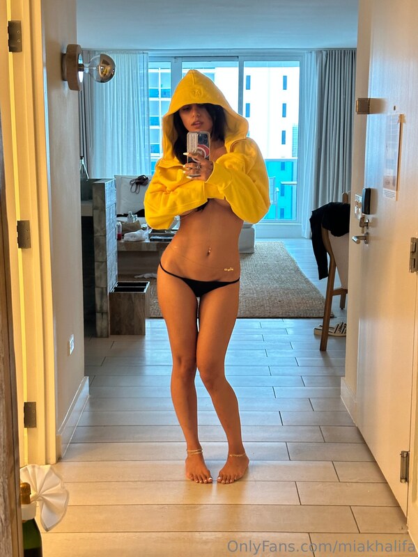 Mia Khalifa nude photo 11