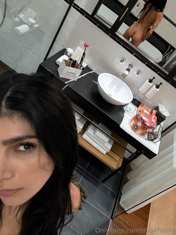 Mia Khalifa nude photo 17