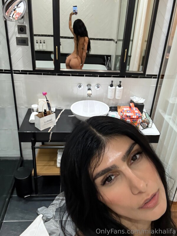 Mia Khalifa nude photo 18