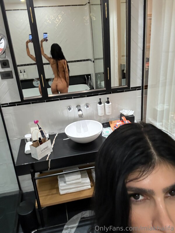 Mia Khalifa nude photo 19
