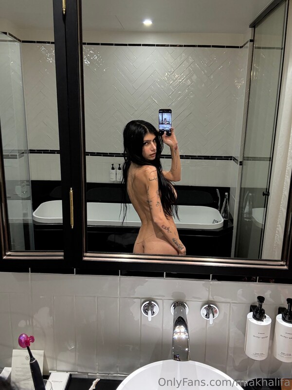 Mia Khalifa nude photo 21