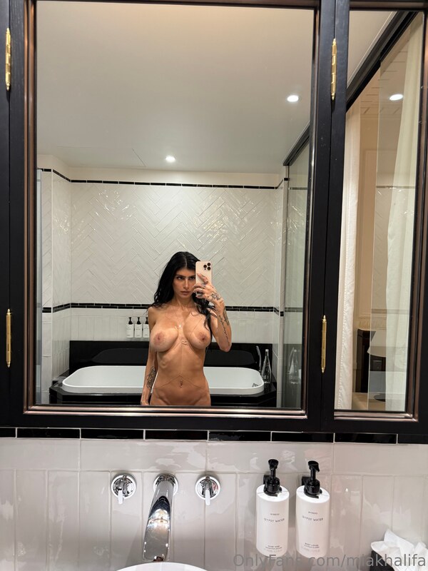 Mia Khalifa nude photo 28