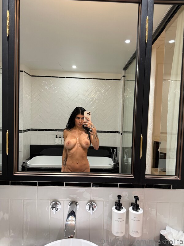 Mia Khalifa nude photo 29