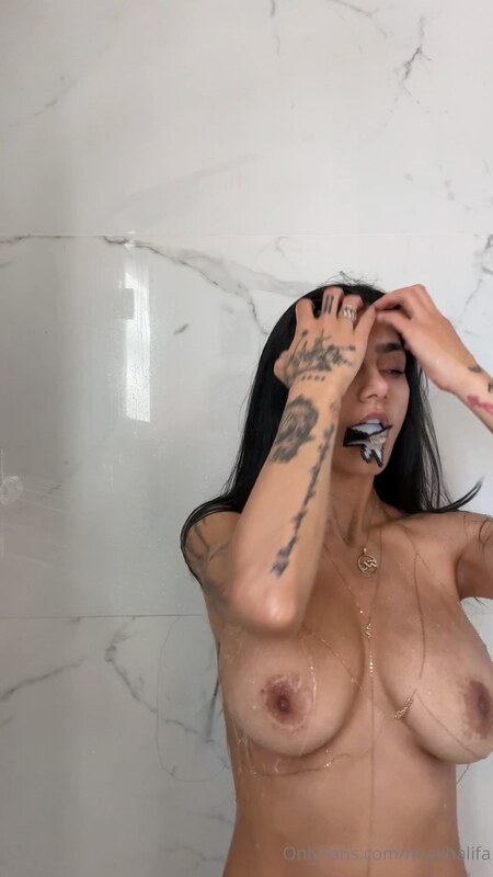 Mia Khalifa nude photo 19