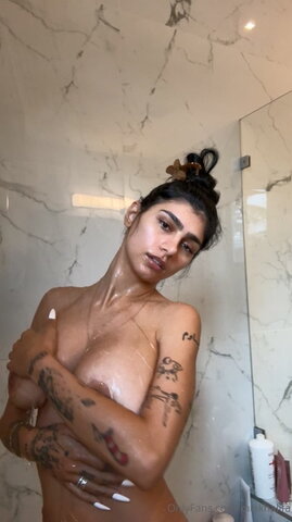 Mia Khalifa nude photo 19