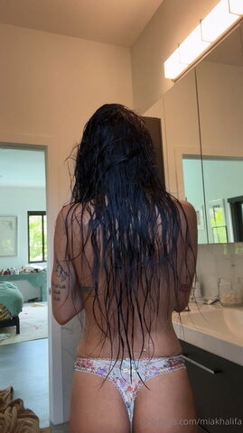 Mia Khalifa nude photo 9