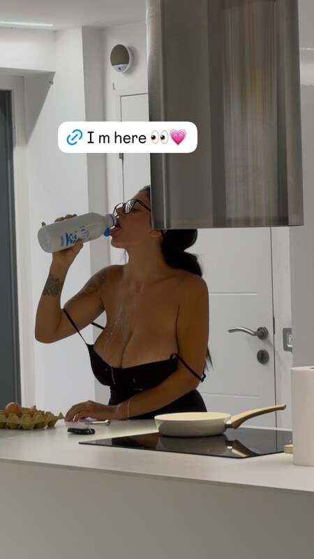 Mia Reinhard nude photo 1