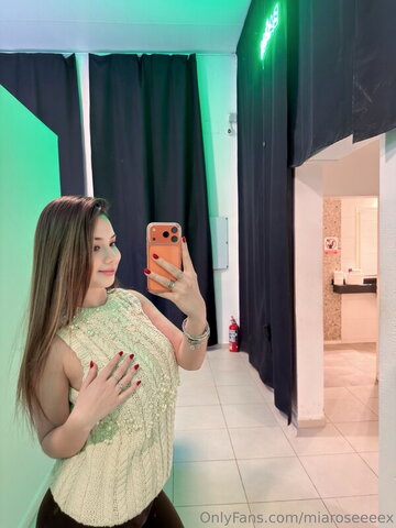 Mia nude photo 7