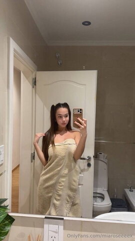 Mia nude photo 3