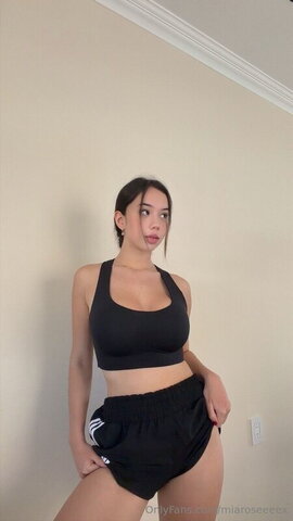 Mia nude photo 1