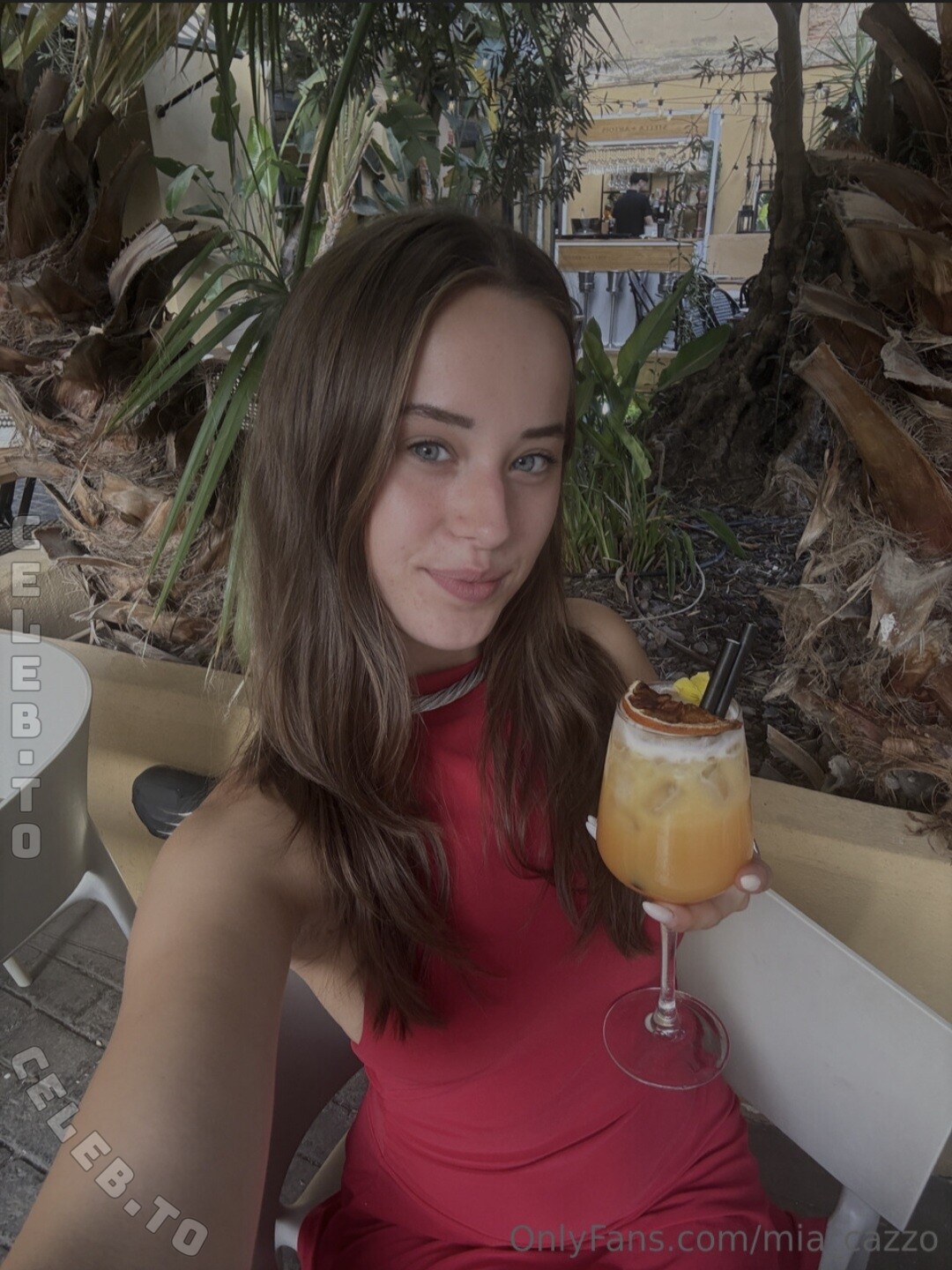 mia.cazzo nude photo 3