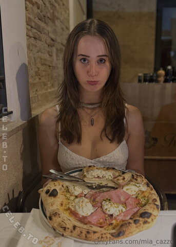 mia.cazzo – Enjoy your meal… but please keep looking into my eyes 👀