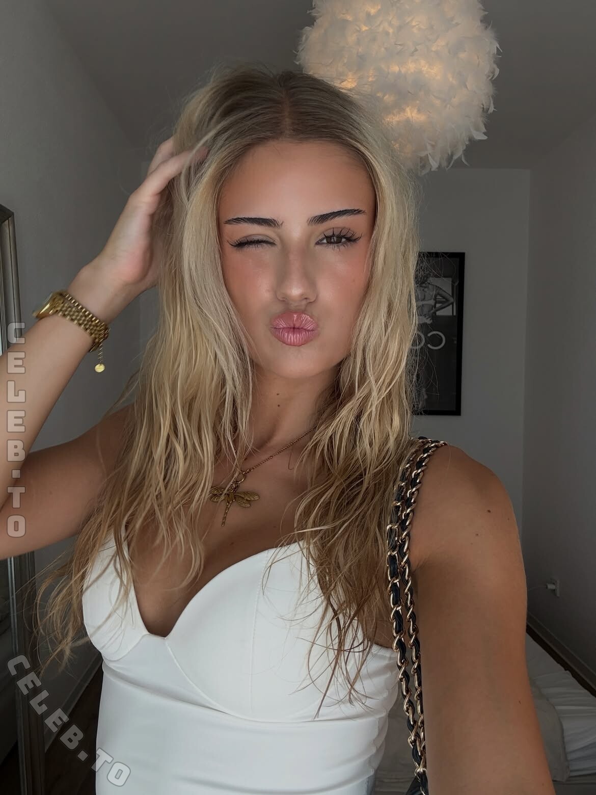 mia.gnr nude photo 3