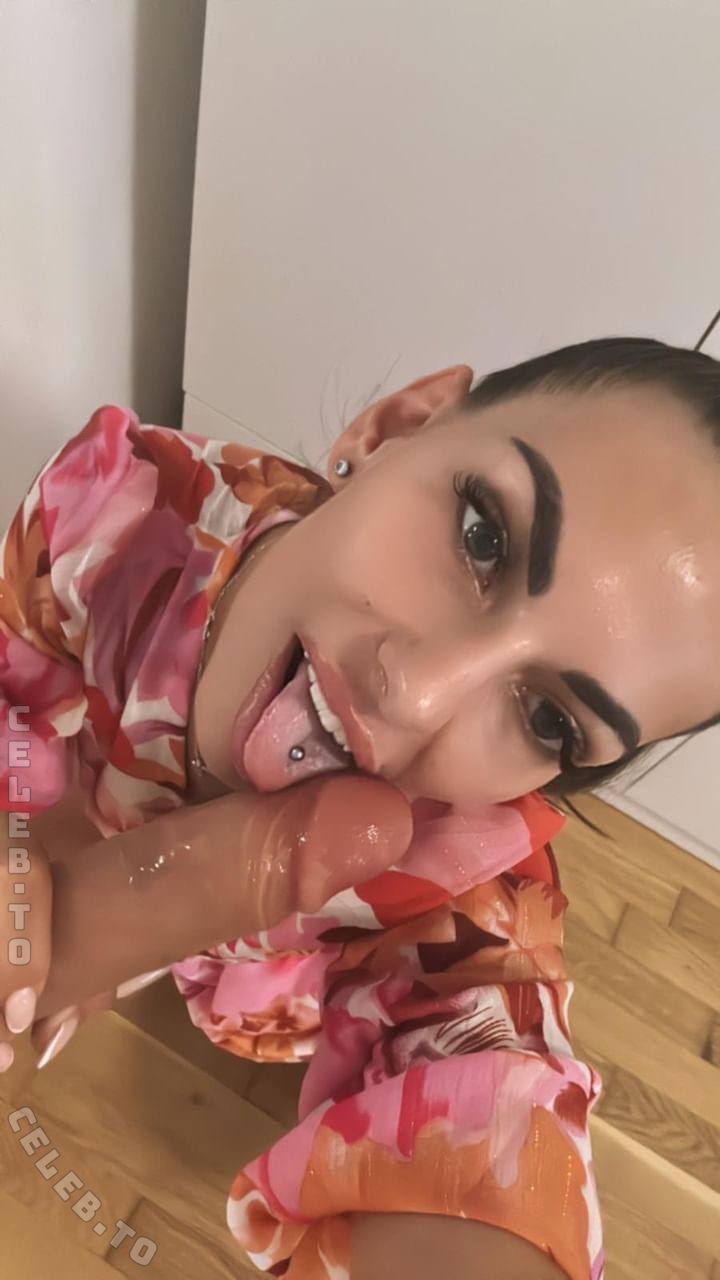 Miaxhot nude photo 3