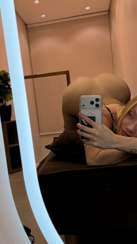 Michelle andrezza nude photo 1