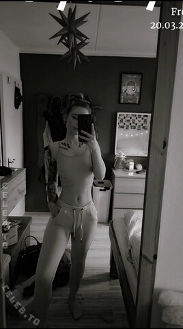Michelle Hansen nude photo 5