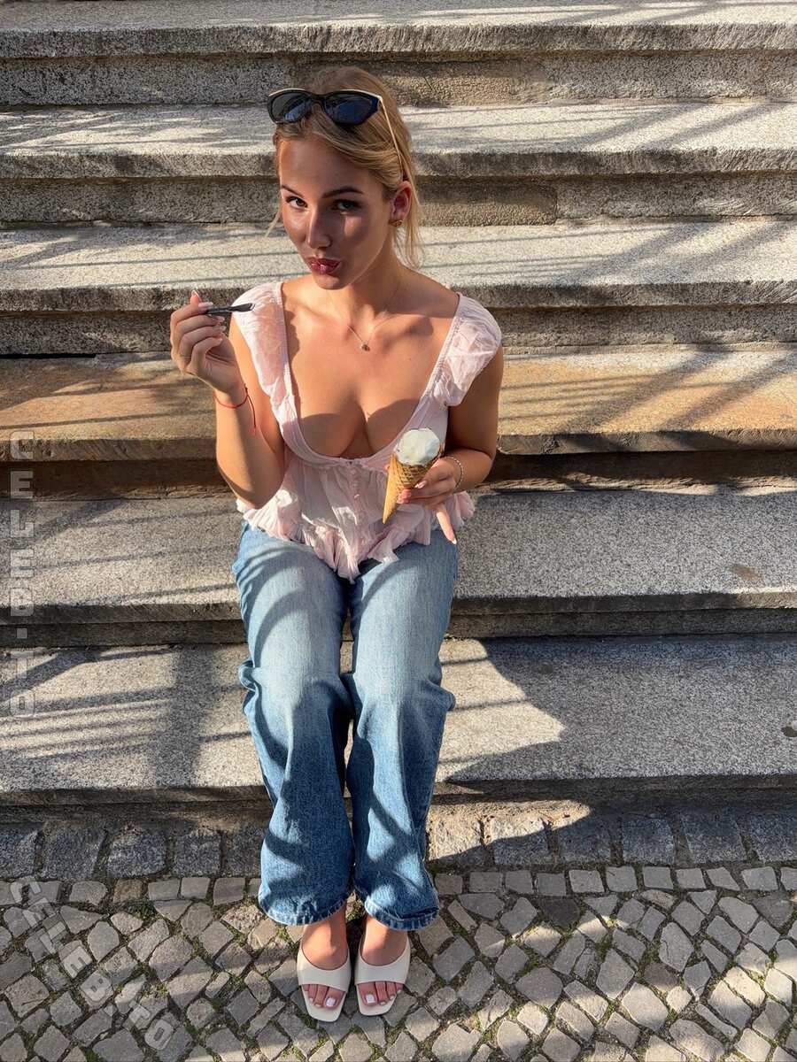 Michelle Hartmann nude photo 4