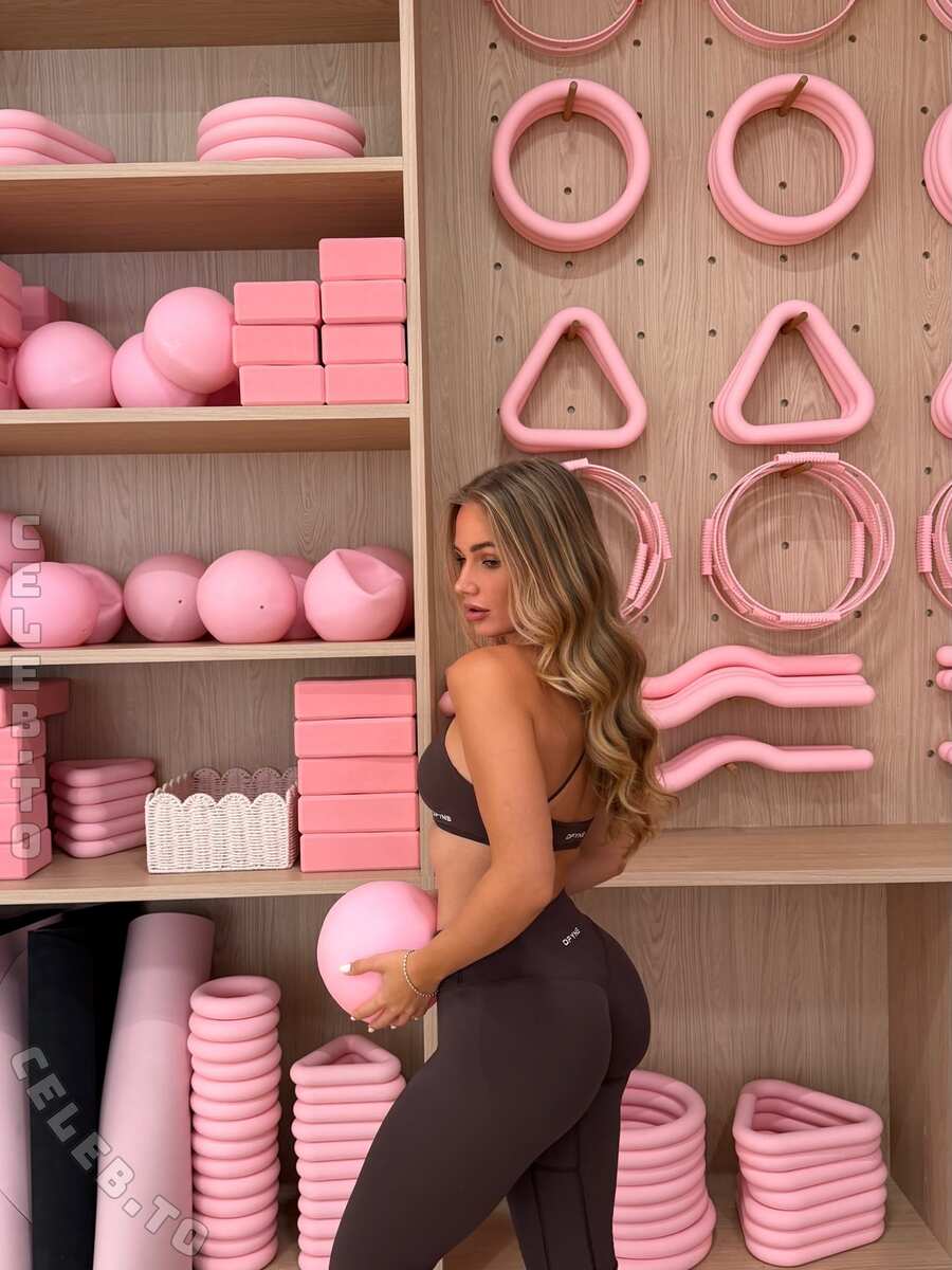 Michelle Hartmann nude photo 2
