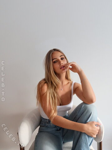 Michelle Hartmann nude photo 1