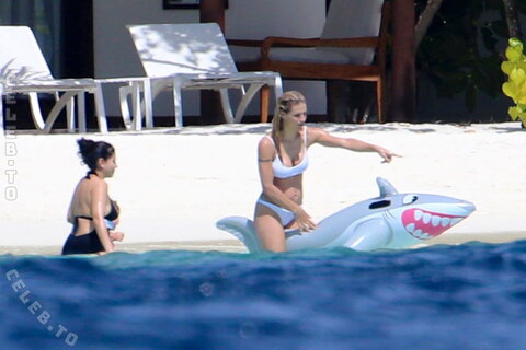 Michelle Hunziker nude photo 2