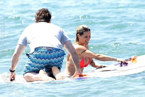 Michelle Hunziker – Paddling in Forte dei Marmi 06/17/2019