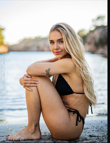 Michelle Mišić nude photo 21
