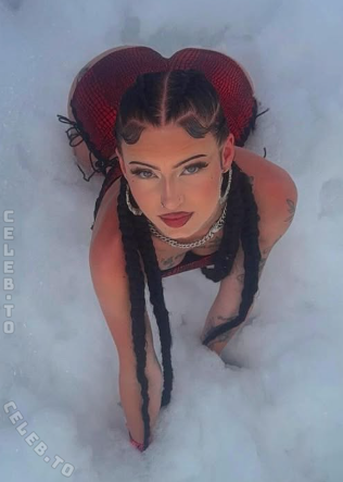 michxlaa nude photo 1
