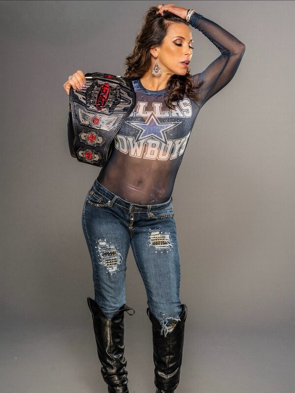 Mickie James nude photo 3