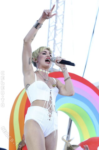 Miley Cyrus nude photo 5