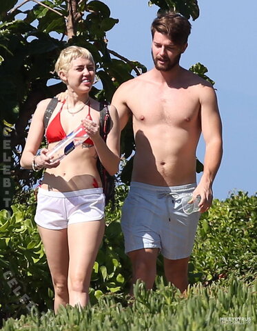 Miley Cyrus nude photo 185