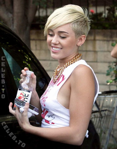 Miley Cyrus photo 3