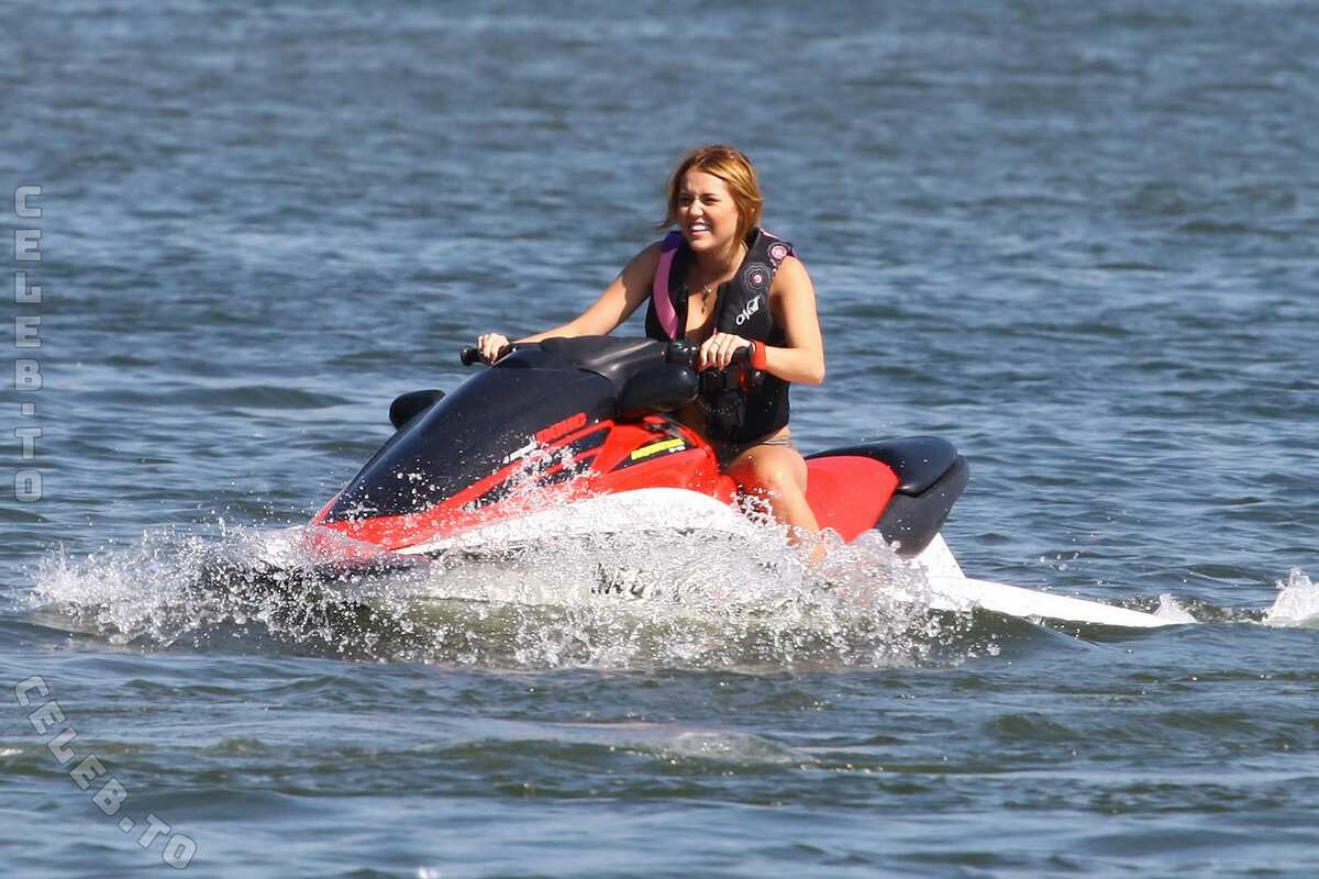 Miley Cyrus nude photo 21
