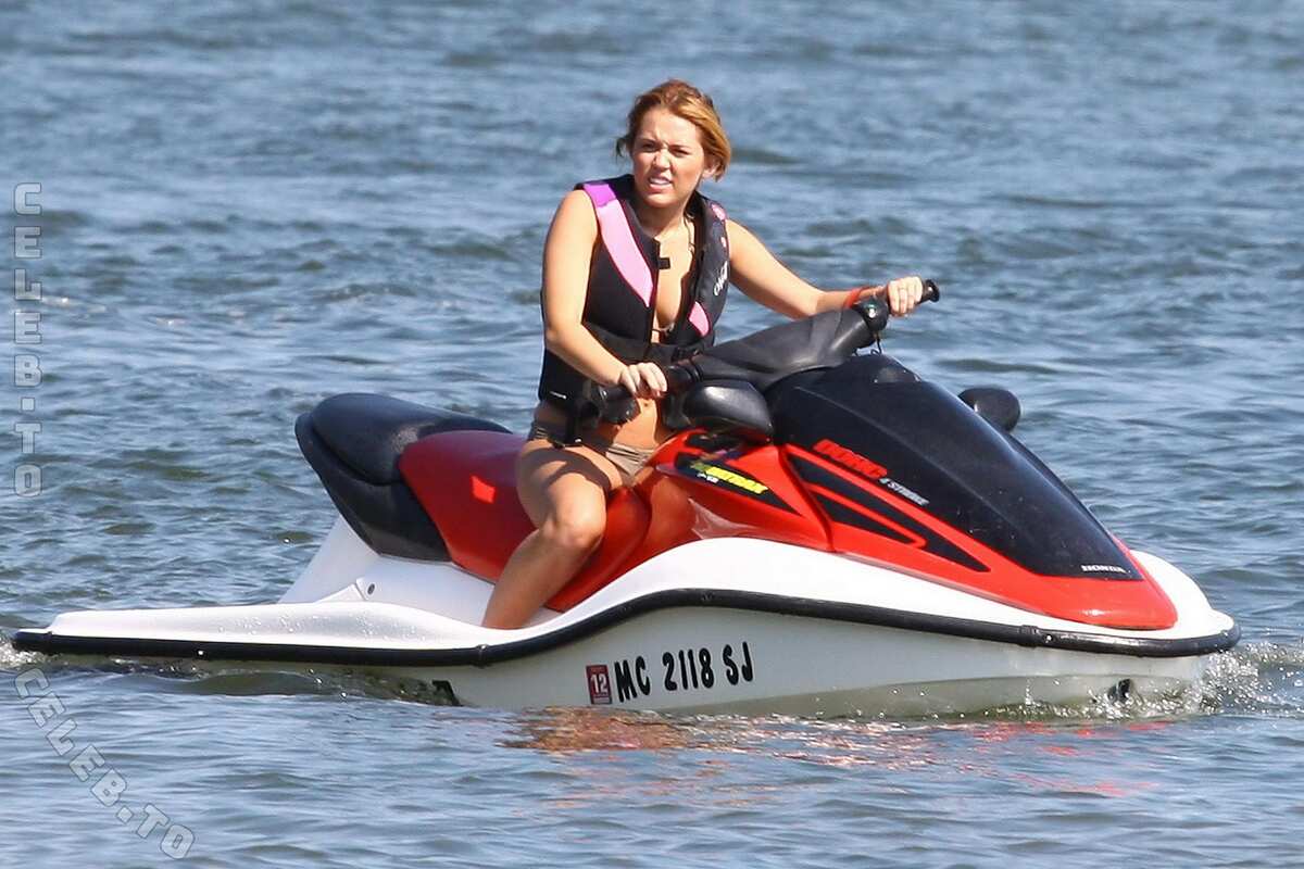 Miley Cyrus nude photo 24