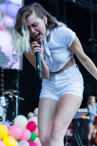 Miley Cyrus Performs Live at KTUphoria 2017 – Jones Beach Theater in Long Island 06/03/2017 #p#pokies
