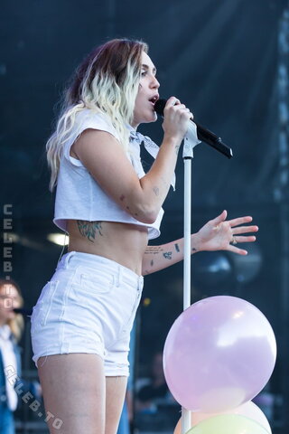 Miley Cyrus photo 2