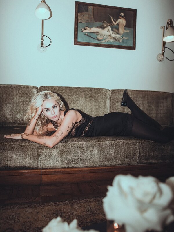 Miley Cyrus nude photo 4