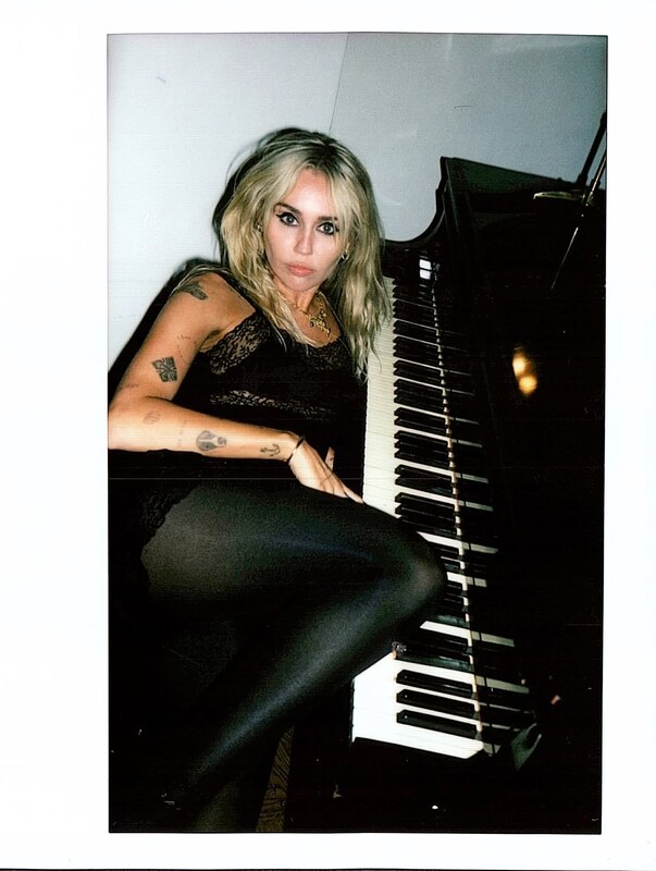 Miley Cyrus nude photo 5