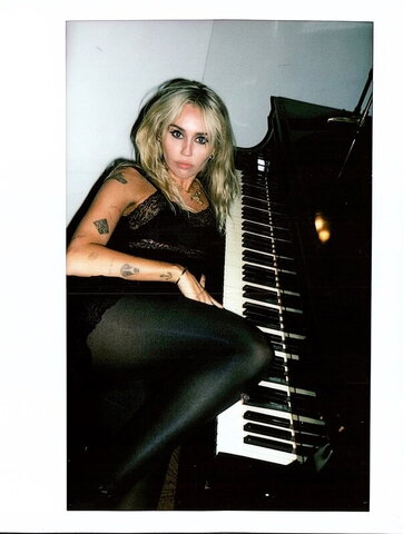 Miley Cyrus photo 5