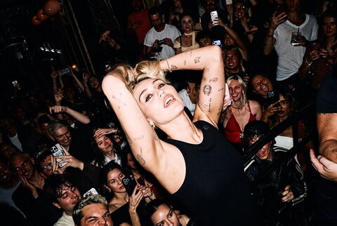 Miley Cyrus nude photo 6